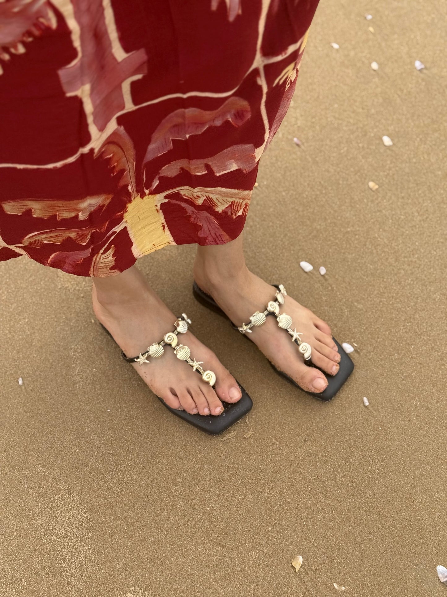 SHE SELLS SEASHELLS