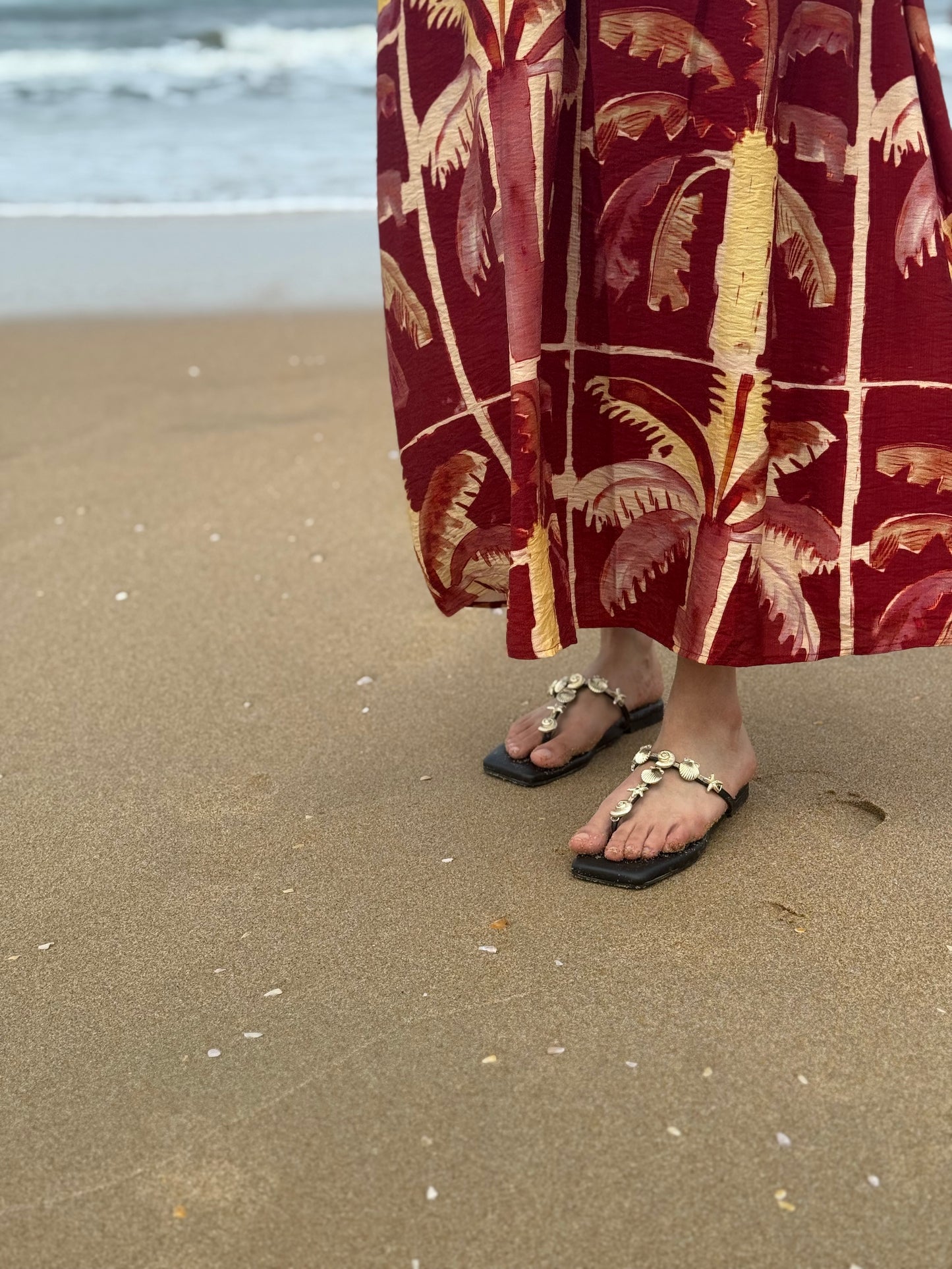 SHE SELLS SEASHELLS